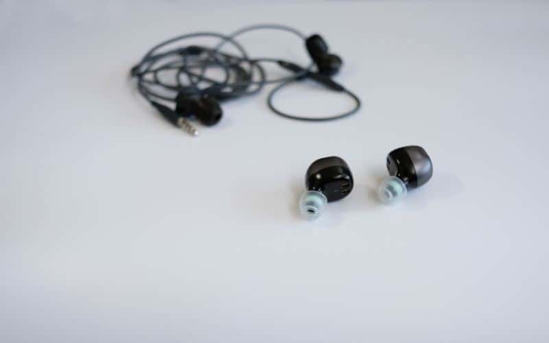 True wireless earbuds vs wired earbuds